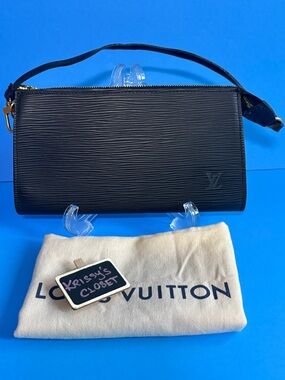 💯 Authentic Louis Vuitton Black Epi Leather Pochette Accessoires Shoulder Bag